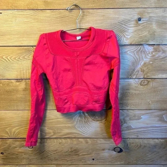 WOMENS SIZE MEDIUM FABELETICS‎ RED crop TOP long sleeve - Picture 1 of 7